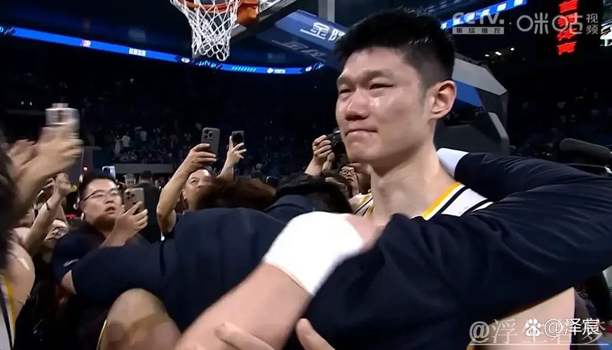 胡金秋率队夺冠后热泪盈眶，回顾CBA感人瞬间